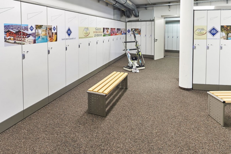 Modernes Skidepot mit großen Spinds