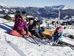 Familie beim Skifahren © Flachau Tourismus